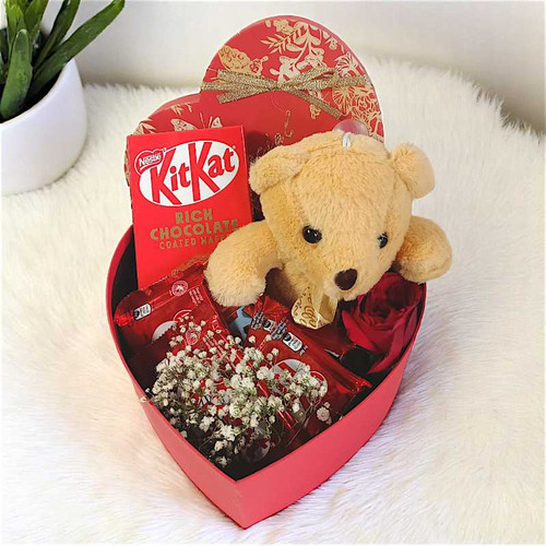 Teddy Bear With Nestle Kitkat & Fresh Roses Hamper Set Teddy Bear With Nestle Kitkat & Fresh Roses Hamper Set