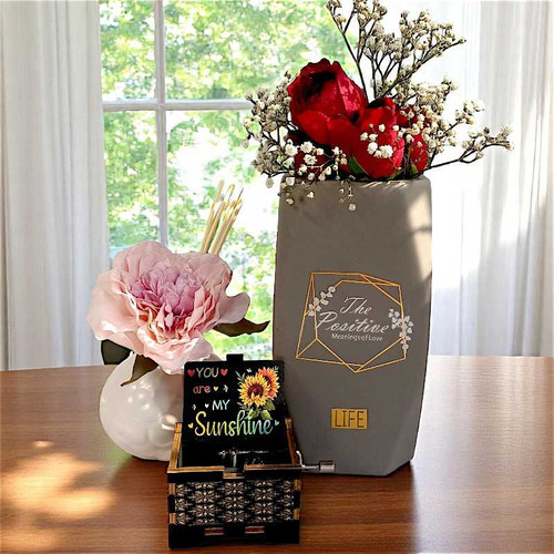 Beautiful Gift with Showpieces & Roses in a Vase