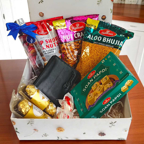 Snacks with Vodka 200ml & Premium Wallet Gift Box JNK-3967
