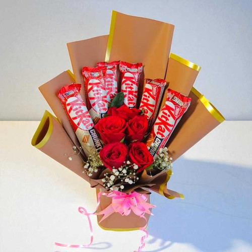 Sweet Love Bouquet with KitKat & Roses JNK-4242