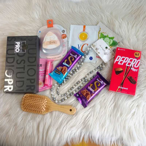 Beauty & Treats Gift Hamper for Her NKS-1161