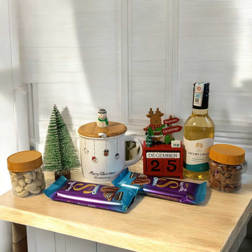Luxury Christmas Hamper with Wine, Chocolates & Home Decor SK-1264