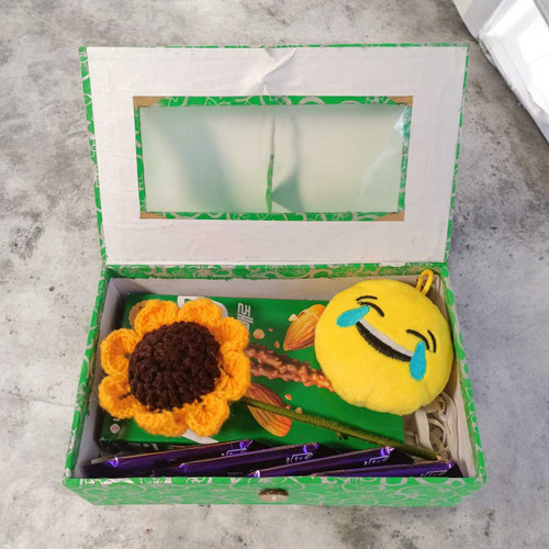 Joyful Gift Box with Emoji Hamging & Chocolates JNK-5748