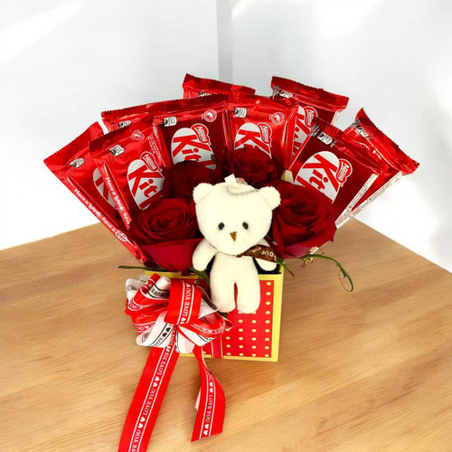 Romantic Roses & KitKat Treats with Teddy Keyring JNK-5922