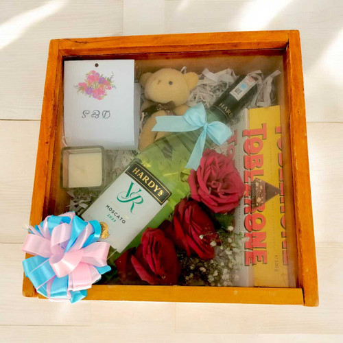 Anniversary Gift Box with White Wine 750ml, Roses & Chocolates JNK-6067