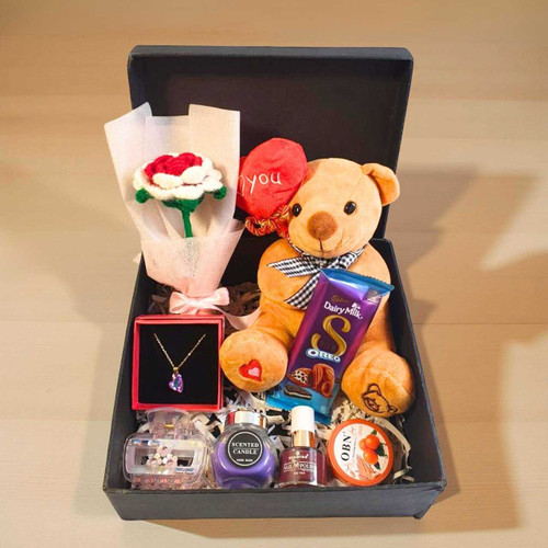 Sweet Surprise Gift Hamper for Her JNK-6454