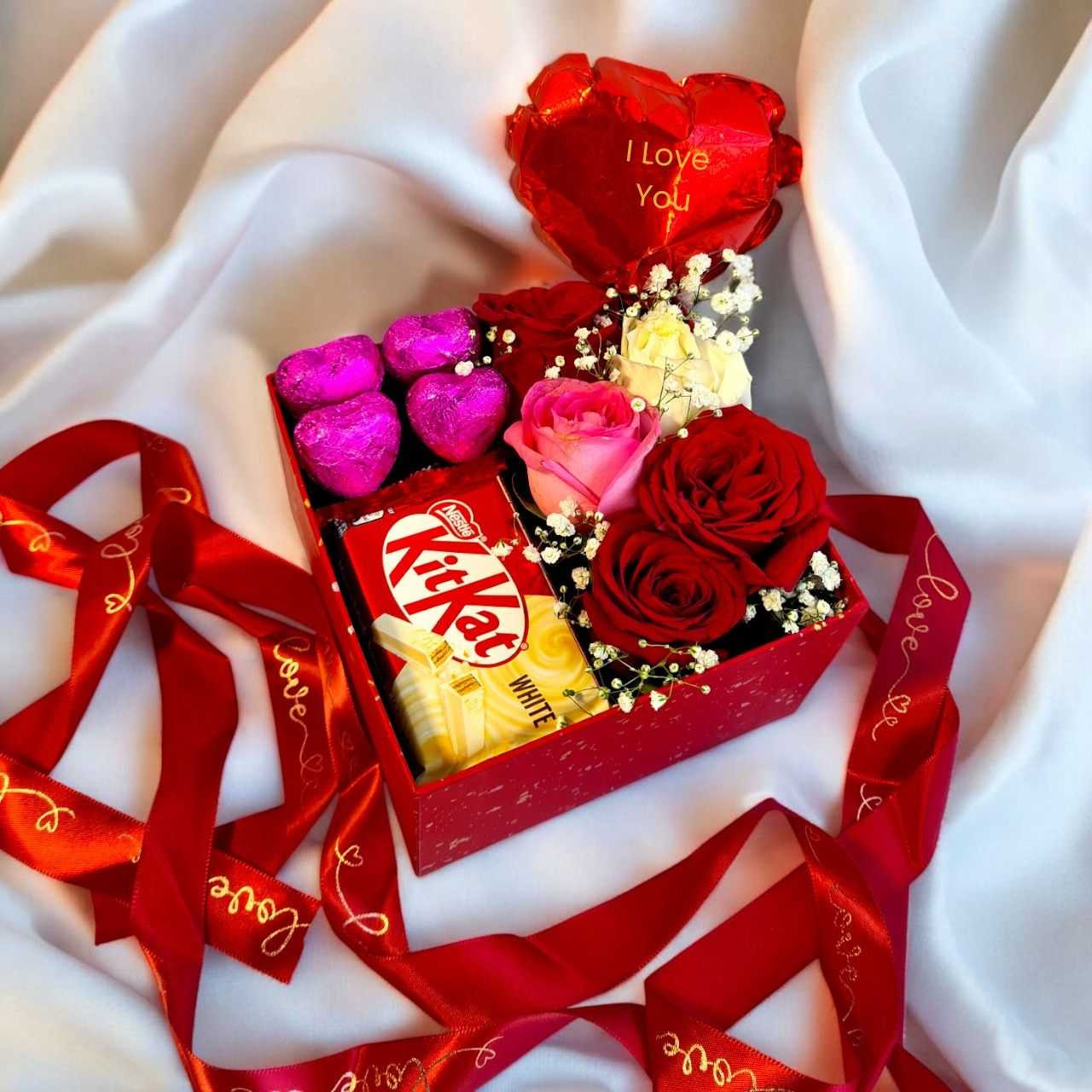 Sweet & Romantic Gift Set with Fresh Roses and Chocolates