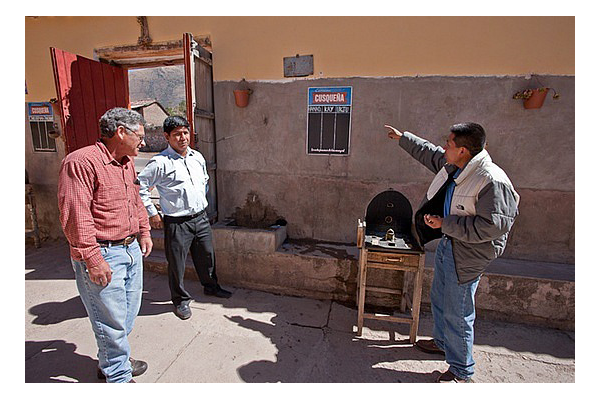 frame-3.1252349651.jaime-explaining-the-sapo-or-toad-game.png