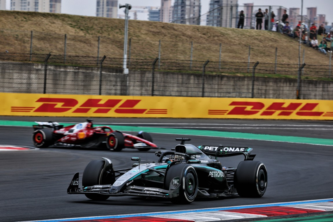 MINICHAMPS 1:18 MERCEDES-AMG PETRONAS FORMULA ONE TEAM F1