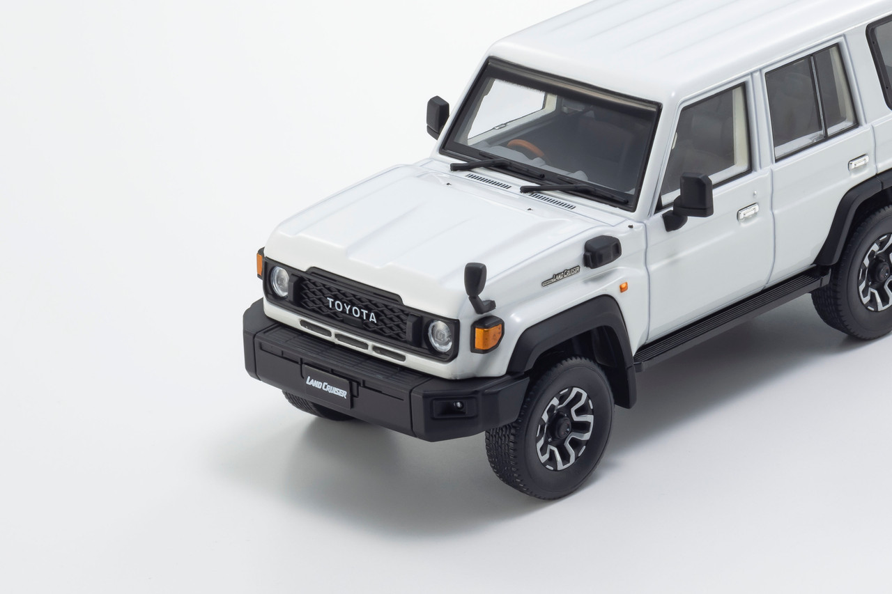 Kyosho 1:43 Toyota Land Cruiser 70 Beige / Super White II