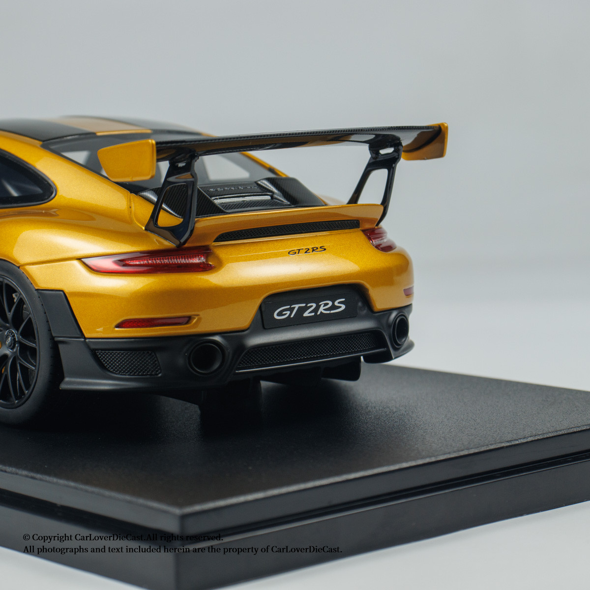 GT Spirit 1:18 Porsche 911 (991.2) GT2 RS With Display Case