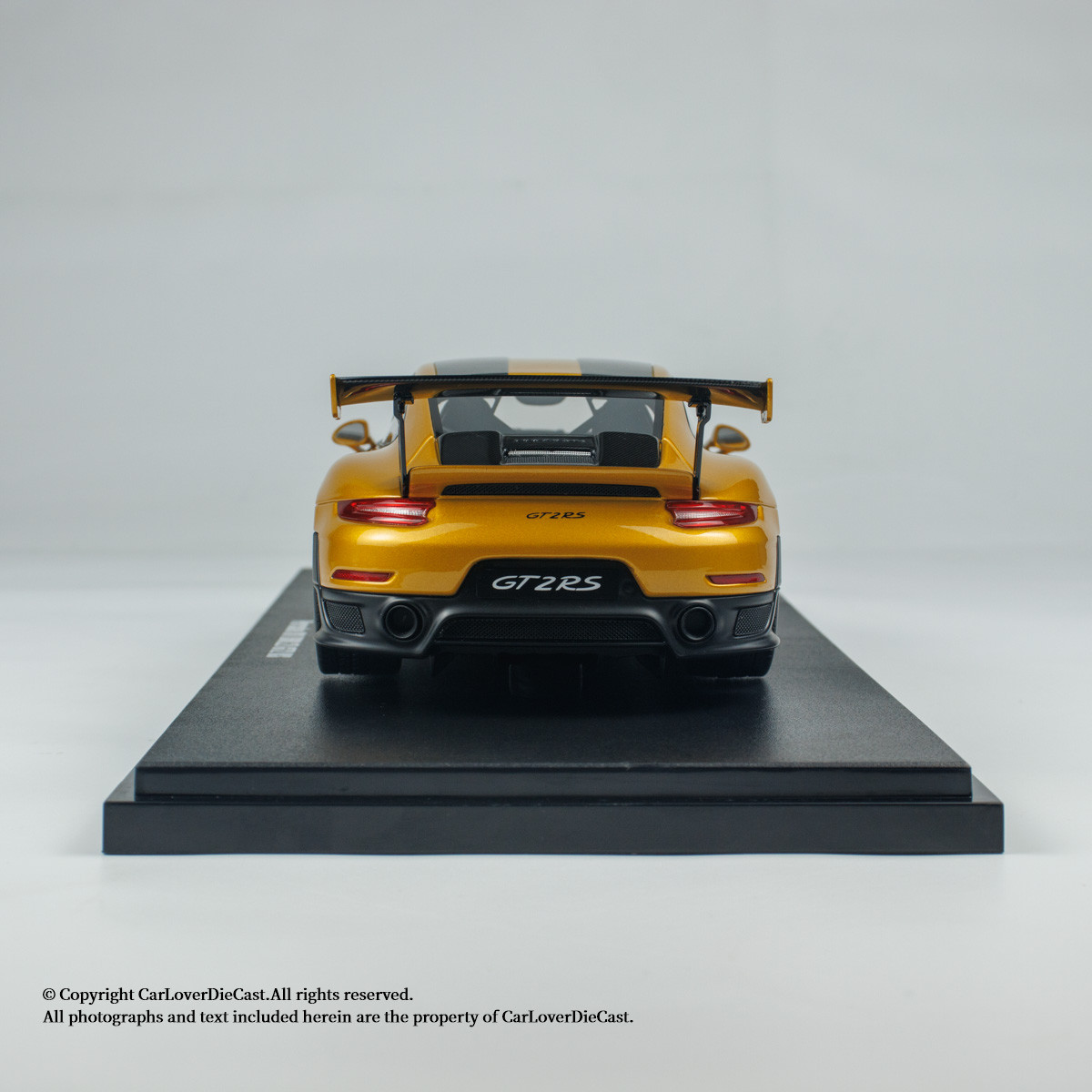 GT Spirit 1:18 Porsche 911 (991.2) GT2 RS With Display Case