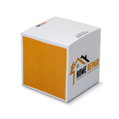 A sticky cube featuring a white exterior and an orange note section, containing 670 sheets. It has a logo on one side.