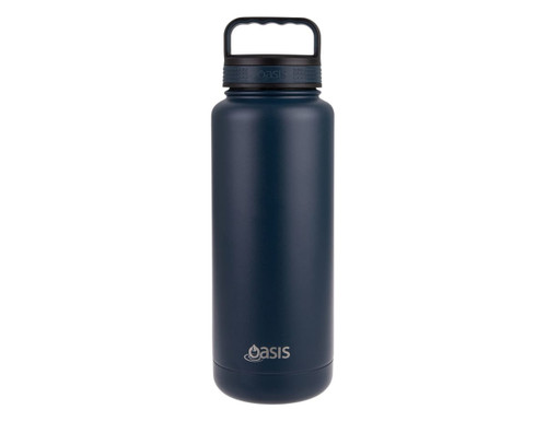 A drink bottle in navy blue with a black lid and handle, featuring a logo on the front. A drink bottle in navy blue with a black lid and handle, featuring a logo on the front.