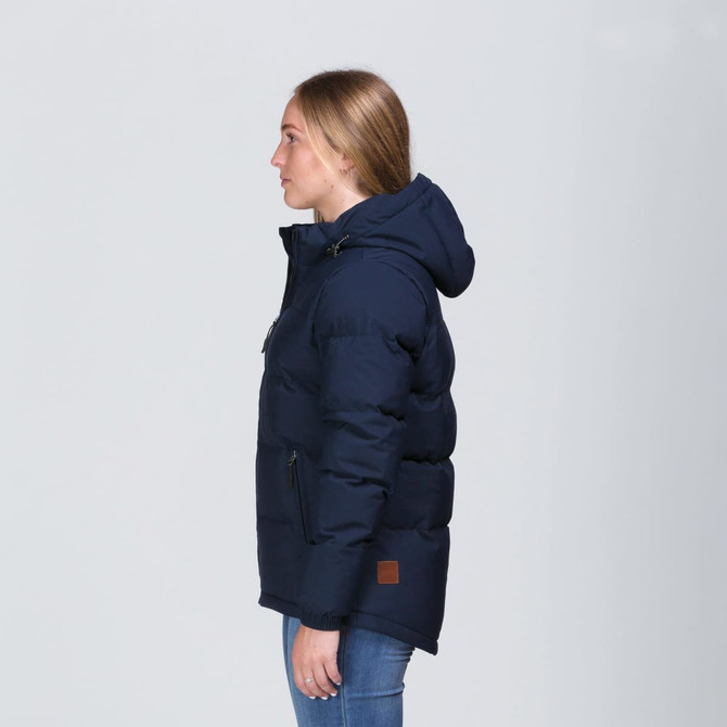 A navy blue puffer jacket with a hood, featuring a logo and side zip pockets, displayed on a model from the side. A navy blue puffer jacket with a hood, featuring a logo and side zip pockets, displayed on a model from the side.