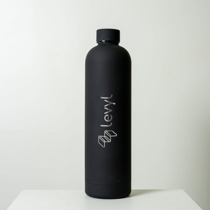A drink bottle in matte black with a sleek design and a logo displayed on the front. A drink bottle in matte black with a sleek design and a logo displayed on the front.