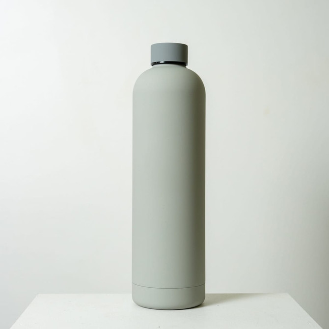 A drink bottle in a sleek, light grey finish, featuring a grey screw-top lid and a minimalist design. A drink bottle in a sleek, light grey finish, featuring a grey screw-top lid and a minimalist design.