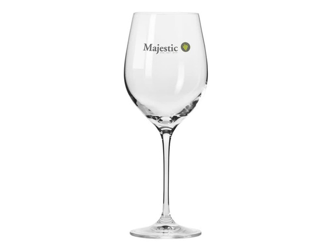 A wine glass in clear glass, featuring a logo, with an elegant stem and a wide bowl for enhanced aroma.