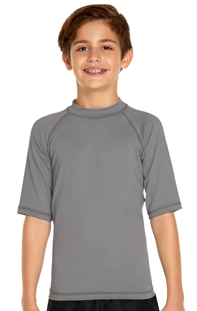 A youth short sleeve rashie in grey with a fitted design and a logo on the chest.