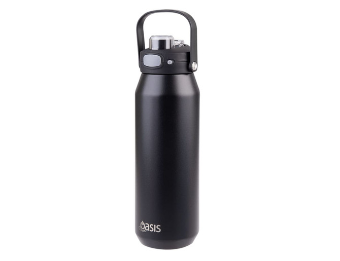 A drink bottle in matte black featuring a vacuum quick release lid and a sturdy handle. It includes a logo.