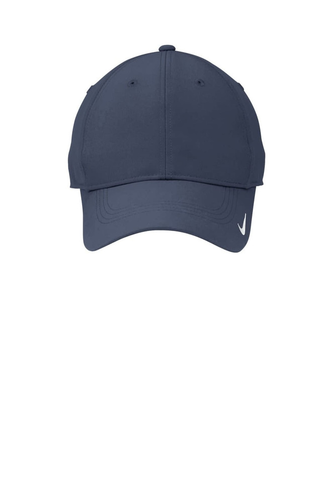 A navy cap featuring a curved brim and an embroidered logo. Simple and classic design, ideal for casual wear.