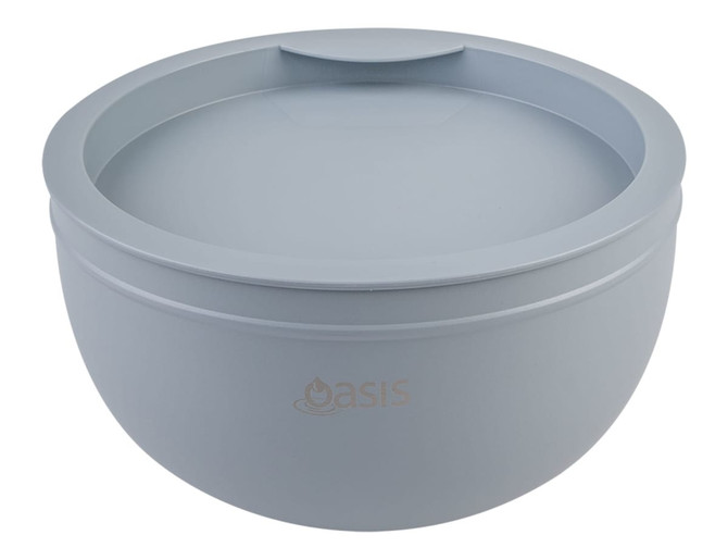 A salad bowl in light grey with a double wall design, featuring a lid and a subtle logo.