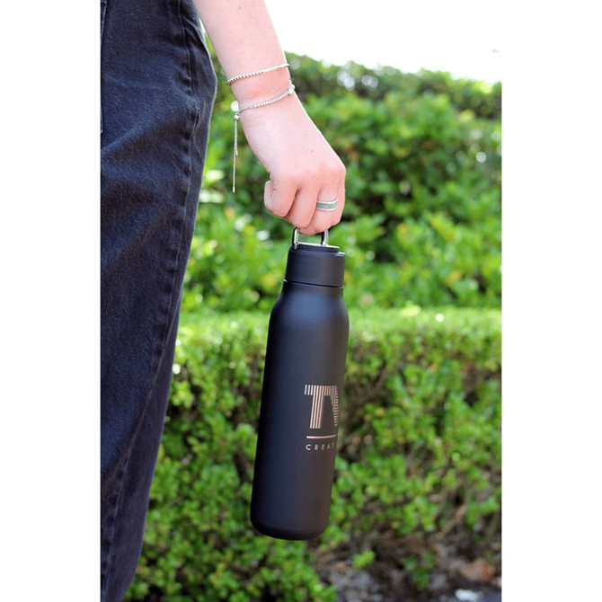 A drink bottle in matte black with a metal loop, featuring a logo and a 600ml capacity.