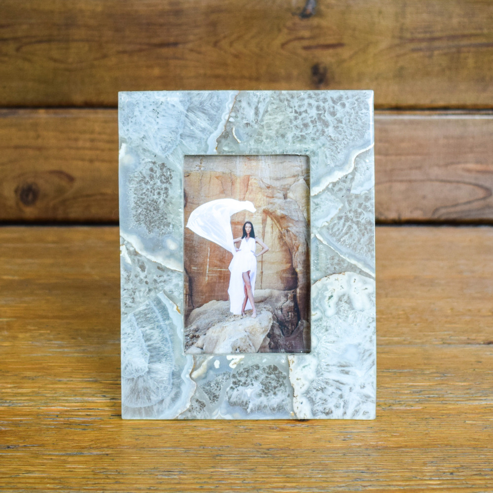 A natural and elegant photo frame, the agate perfectly brightens and reflects the light in your room while perfectly complimenting your memories. 