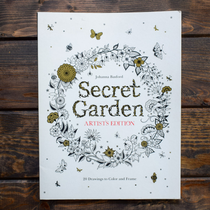 From the publisher that brought you the hugely successful Secret Garden and Enchanted Forest - this special artist's edition features 20 beautiful, pull-out art prints for colouring in. Colouring fans of all ages will enjoy immersing themselves in a selection of the most popular artworks from the original book, now presented in a new, large-scale format for maximum colouring enjoyment. Each detailed illustration is printed on high-quality card and can be removed easily for framing or craft projects