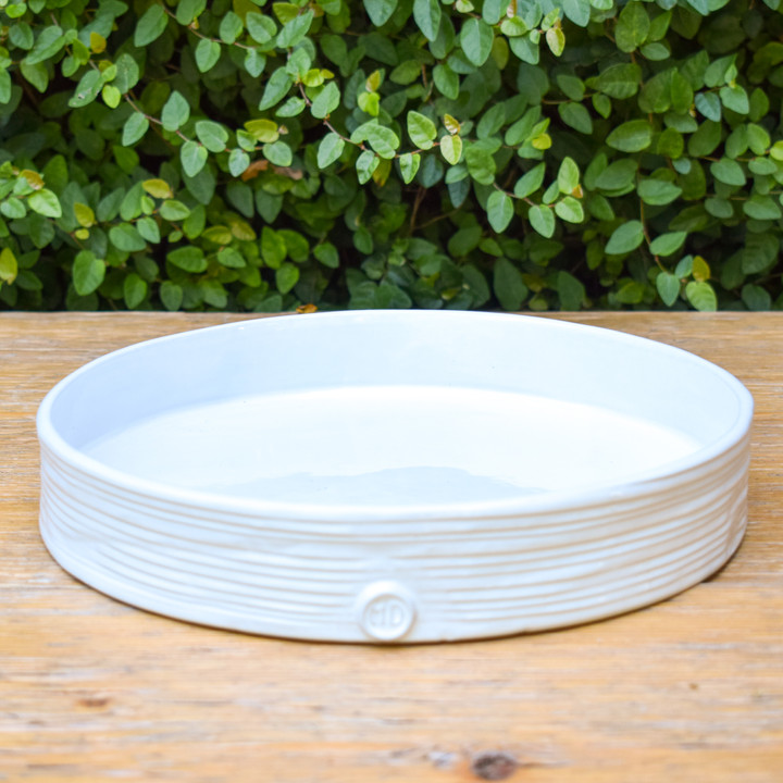 Been dreaming of a dish to bake in and it's attractive enough to serve in? Look no further! This white ceramic tray is the perfect piece, take it rom the fridge, to the oven, to the table and right into the dishwasher! You could easily bake a cake, serve a cheese plate or reheat your hors d'oeuvres in this versatile tray!