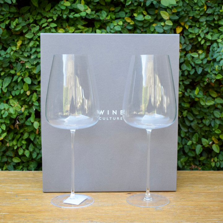 A contemporary shape these glass can take you from a formal party to your every day cocktail. The Fine rims and tall, hand-draw stems epitomize exceptional craftsmanship, packaged in a gift box as a set of two and great as a gift for someone else or yourself! 

