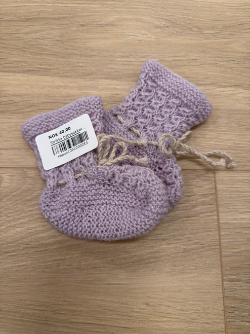 Strikka babysokker rosa