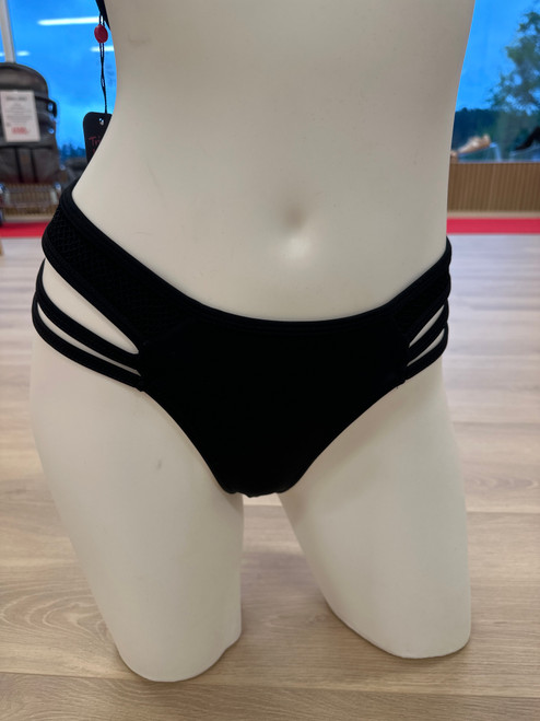 Andriane Bikinitruse, Black