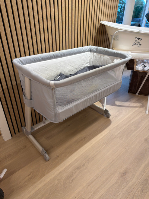 Titaniumbaby Bedside Crib, inkl reisetrekk