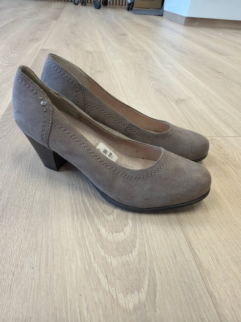 Pumps, 38