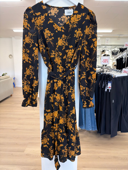 Svart blomtrete kjole 38