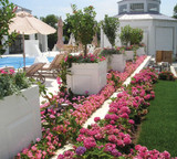 Sloane Square Fiberglass planter in Gloss White