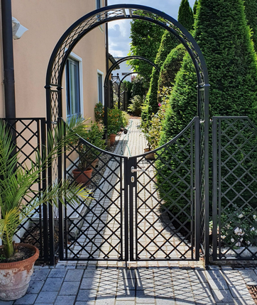 Portofino garden arch with high gate