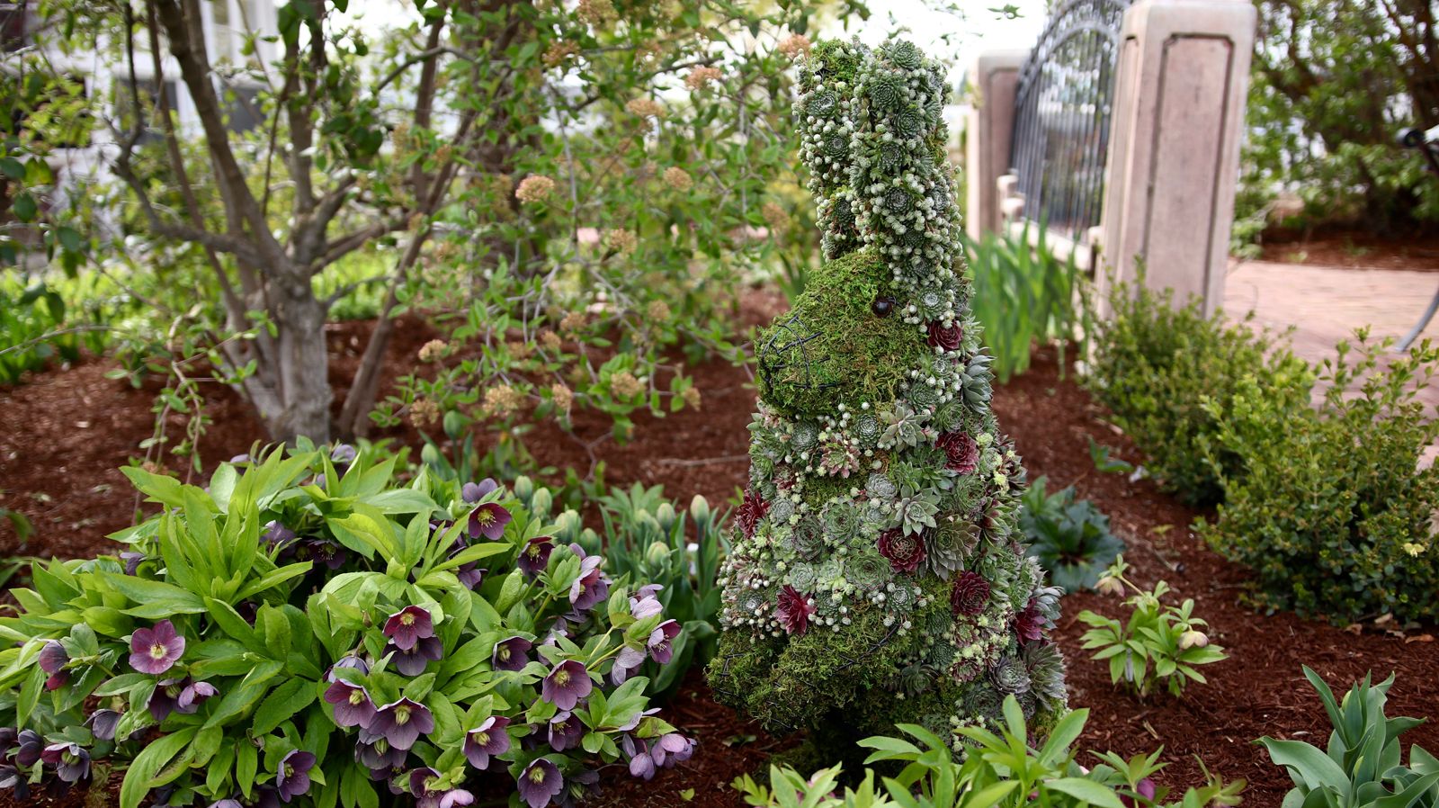 Greenpiece Wire Art Standing Rabbit Topiary - Thumbnail 2