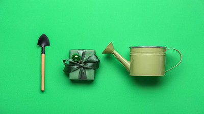 12  Gardening Gift Ideas for the Plant Lovers and Gardeners 