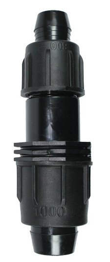 Irritec Easy Loc Reducing Coupling, vertical close-up of black 1-inch to 3/4-inch poly tubing transition MPN: ELRC134