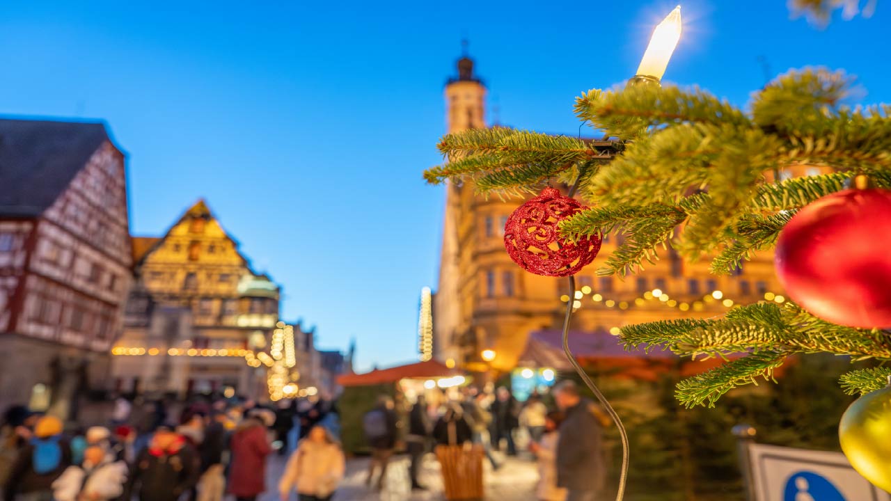 Christmas Lighting Ideas for Businesses: Maximize Holiday Cheer