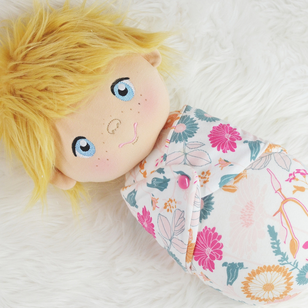 Toalla personalizada  Baby doll nursery, Baby dolls, Applique