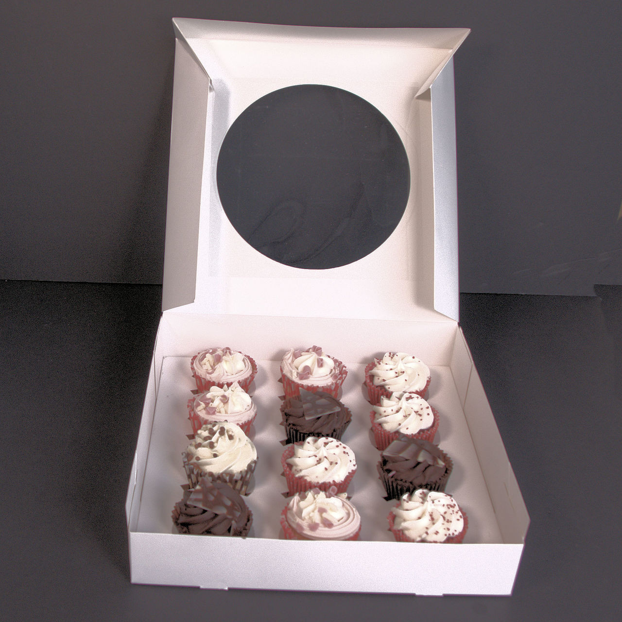 Pack x 25 Cardboard 12 Cupcake box White with window 300 x 300 x 75mm