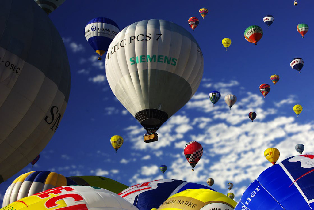 3 Ways Inflatables and Balloons Can Attract Customers
