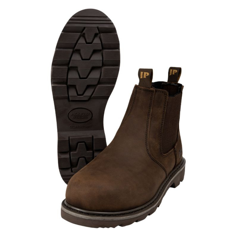 Oil resistant S3 safety boot sole tread pattern