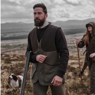 Shooter wearing Hoggs of Fife Kinloch Tweed Collection out on the fields