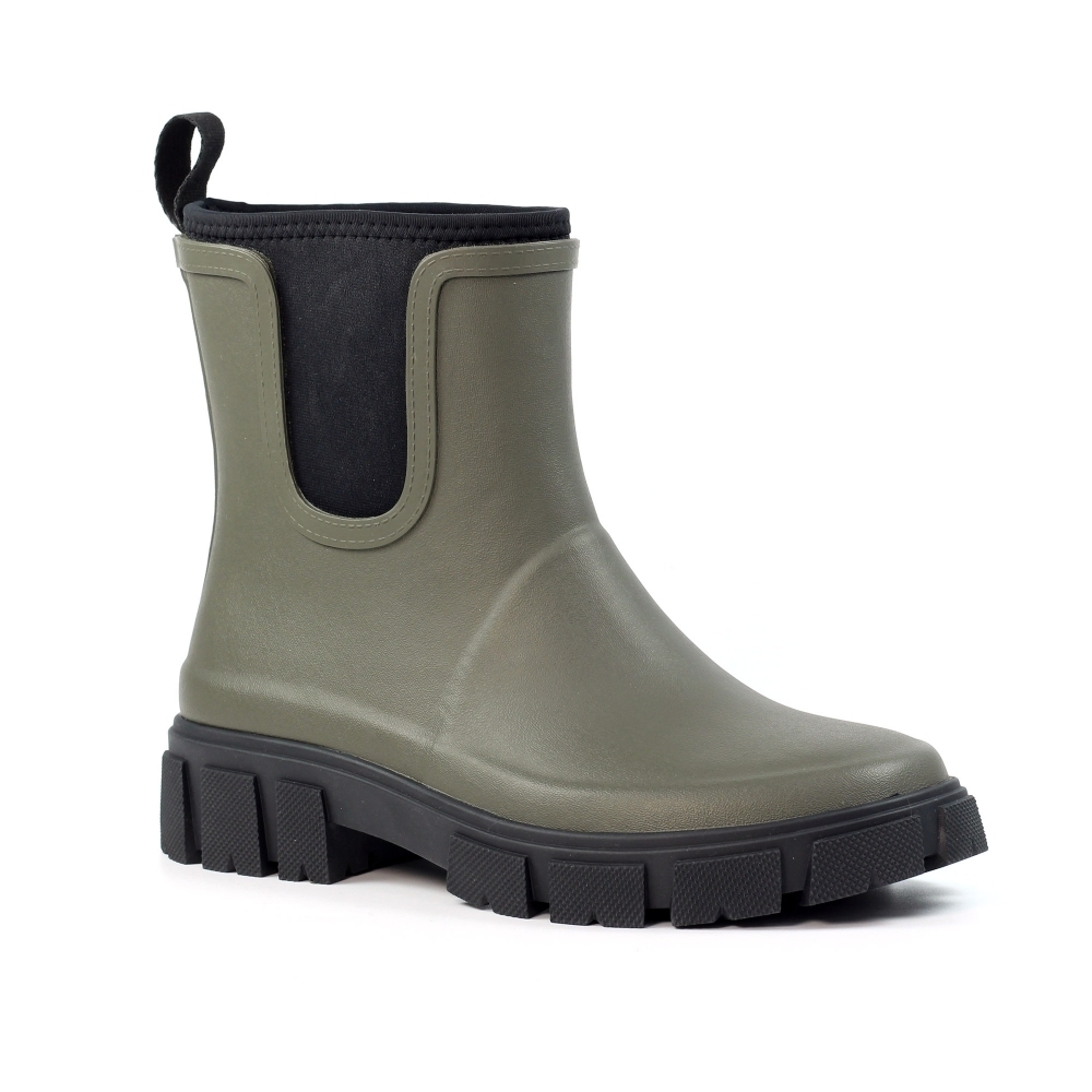 Short wellies for farming and gardening
