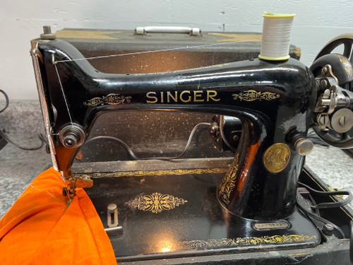 Antique 1925 Singer 66 Sewing Machine w/ Pedal - Works!