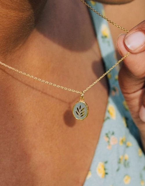 Dainty pendant necklace with gold leaves